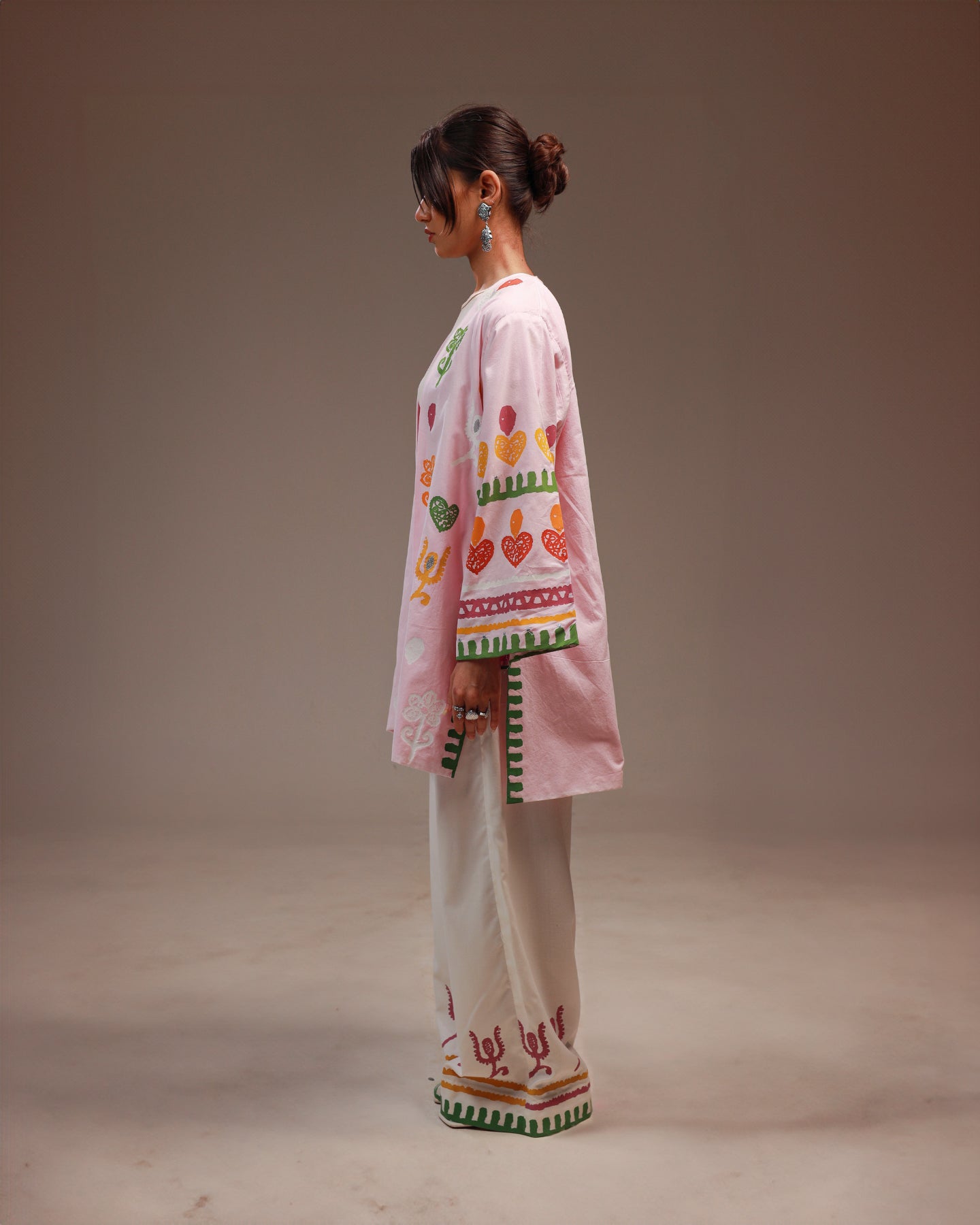 Rangdasti kimono jacket and pant set - Pink - Mid-length - Hand-printed abstract design - Studio shot - 6