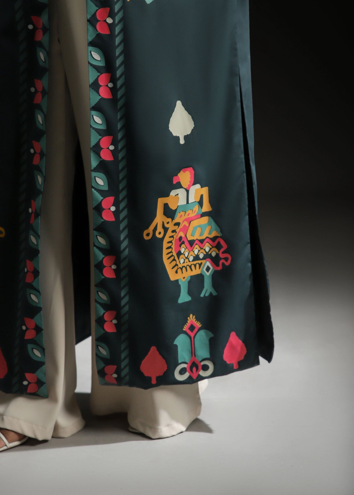 Rangdasti kimono jacket - Green - Long-length - Hand-printed abstract design - Studio shot - 5