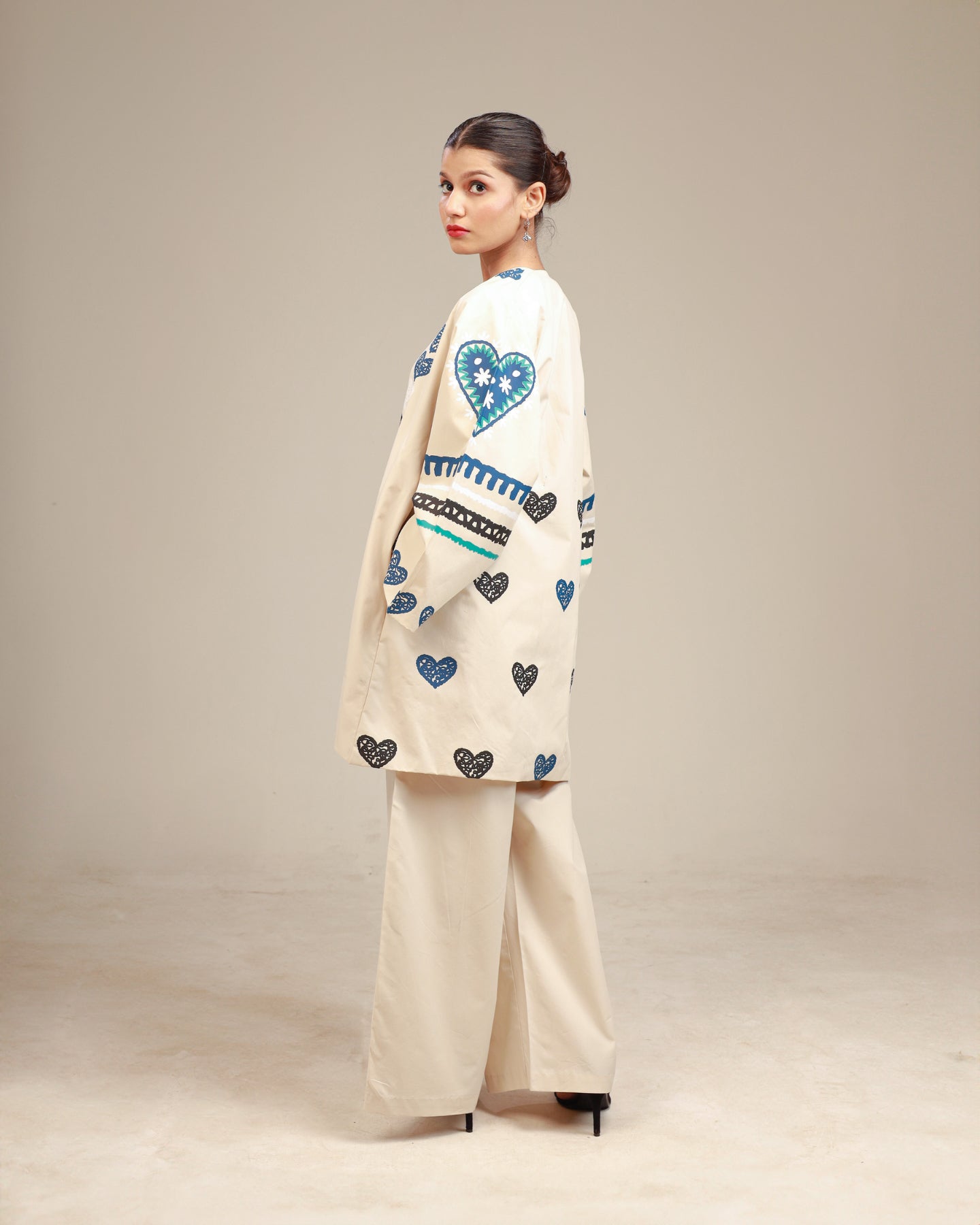 Rangdasti medium size kimono jacket - beige color - Hand-printed design - Studio shot - 6